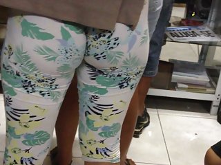 Эта азиатская массажистка заботится о своей клиентуре устно и вагинально