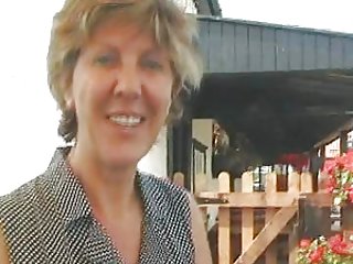 Трансвестия мастурбирует