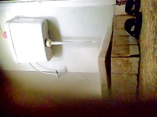 Гость осеменяет горничную