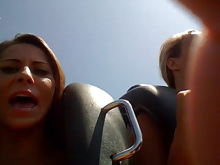 Удачливый парень дергает двух блондинок