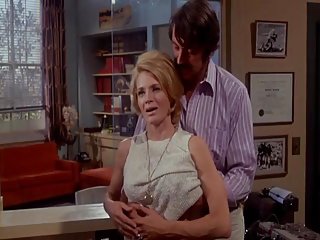 На скамейке весов он обращается к молодому азиатскому влагалищу