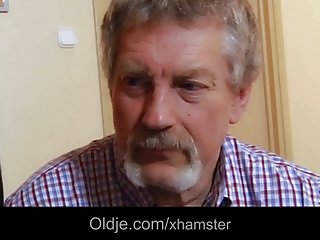 Две красивые лесбиянки, играющие в любви